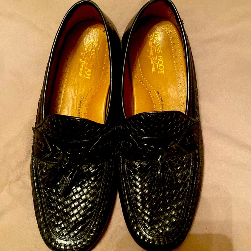 BRASS BOOT Walking Gloves shoes, size 8 1/2 M. Black woven leather.